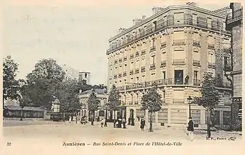 Rue Saint-Denis et place de l'Hôtel-de-Ville. On aperçoit en arrière plan le central téléphonique Grésillons