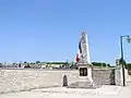 Le monument aux morts devant le cimetière