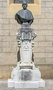 Monument au cardinal Sourrieu.