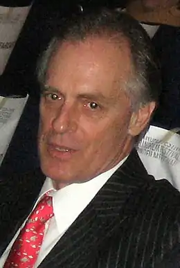 Keith Carradine interprète John Dorie Sr.