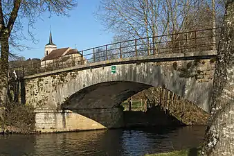 Pont de la route de Givry sur la Cureet église Saint-Jacques-le-Majeur.Vue vers le Nord-ouest.