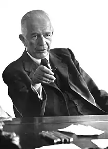 Assar Gabrielsson parlant à son bureau en 1960.