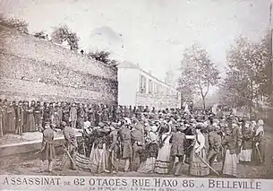 Photomontage sépia nettement pâli montrant de gauche à droite une foule de personnes debout contre un mur, un peloton d'exécution et un groupe de badauds parisiens.