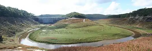 L'anse de Landroanec lors de l'assec de 2015 ; le barrage de Guerlédan est visible â gauche de la photographie.