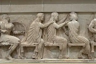 Assemblée des dieux: Aphrodite, Artémis et Apollon. Frise Est, peu avant 525.