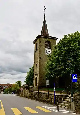 Vue du clocher-porche de l'église.