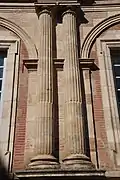 Colonnes cannelées et rudentées à l'hôtel d'Assézat.