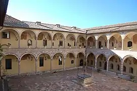 Cloître de Sixte IV (côtés ouest et nord).