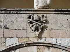 Cloître de Sixte IV, détail du côté est avec les armoiries  du pape Francesco della Rovere et l'inscription avec la date 1474.