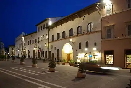 Vue nocturne de la place.