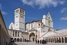 Esplanade vers l'entrée de l'église inférieure et le campanile.