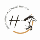 Logo se présentant dans un cercle; le texte « Association du cheval Henson » remplaçant une partie du cercle, l'autre étant représentée par un trait orange; à l'intérieur du cercle, un « H » sur la gauche et un cheval représenté de profil par sa tête et son antérieur droit sur la droite.