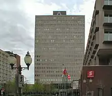 Photo d'un immeuble de béton à plusieurs étages