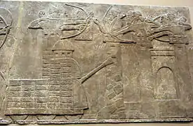 Représentation du siège d'une ville par les Assyriens, avec tour de siège et bélier. Bas-relief de Nimroud, IXe siècle av. J.-C. British Museum.