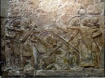 Archers assyriens à l'assaut d'une ville. Bas-relief de Dur-Sharrukin, Musée national d'Irak.