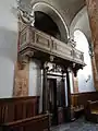 L'intérieur de la synagogue : vue de l'entrée et du balcon du chœur.