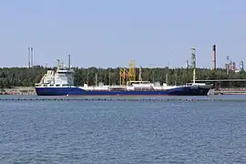 Le tanker Astina au port de Kilpilahti.