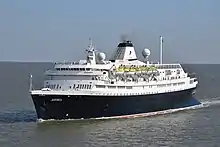 Photographie en couleurs du navire de croisière Astoria, ex-Azores, naviguant dans l’estuaire de la Tamise en mars 2017 pour le compte de la compagnie Cruise & Maritime Voyages.