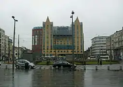 La place Reine Astrid après la rénovation de la place en 2010 avec l'hôtel Radisson Blu Astrid situé en face de la gare d'Anvers-Central.