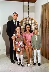 Photographie en couleur de Scott avec sa femme et deux jeunes enfants.