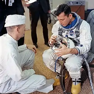 Young inspecte son casque avant la mission Gemini 3.