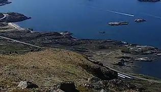 Le site d'Asummiut est situé ici en contrebas du massif de Palasip Qaqqaa, près de la piste de l'aéroport de Sisimiut,,,.