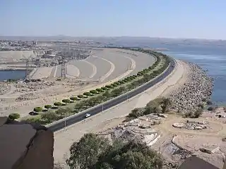 Vue panoramique du barrage prise depuis le monument précédent.