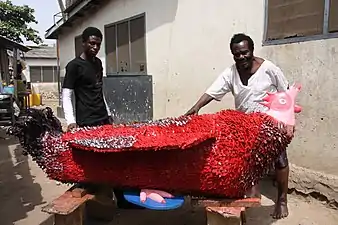 Ataa Oko et Kudjo Affutu avec Oko's coq rouge 2009, Photo: Regula Tschumi