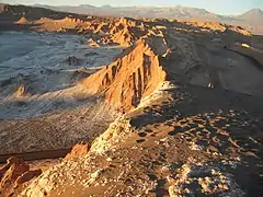 Un paysage ressemblant à un cratère de Lune