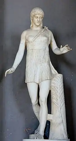 statue en marbre blanc d'une jeune femme