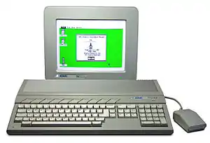 Ordinateur gris composé d'un clavier et d'un écran affichant image de couleur verte.