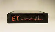 Boite noire avec l'inscription E.T. the Extra-Terrestrial en rouge.