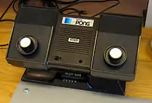Photo du Super Pong, de forme rectangulaire, avec deux boutons rotatifs en guise de manette intégré à la console et un sélecteur de mode de jeu via une réglette, sur le bas de la machine.