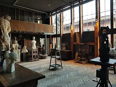 L'atelier d'Antoine Bourdelle (vers 1885), à Paris.