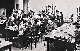 Atelier de la ganterie Jay en 1924