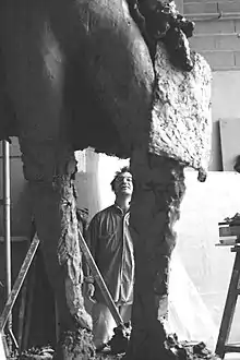 Philippe Jourdain au travail , dans l'atelier de la fondation Coubertin en tant que premier praticien