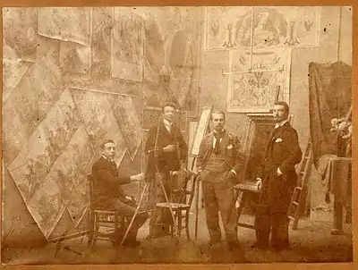 Gabriel van Dievoet, debout à droite dans son premier atelier situé au 73, rue Faider à Ixelles (Bruxelles), avec à ses côtés Léon van Cutsem et deux aides, 1898.