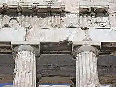 Bâtiment antique : haut des colonnes ; entablement avec métopes