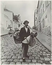 Un vendeur d'abat-jour photographié rue Lepic par Eugène Atget en 1898.