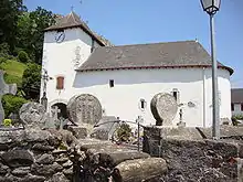 L'église d'Athéry, avec stèles basques sur le mur du cimetière.