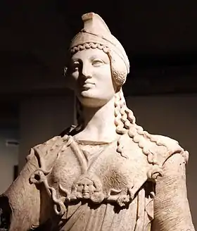 Statue représentant une femme aux boucles ondulantes, elle porte un casque attique et une cuirasse ornée d'une tête de Gorgone.