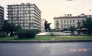 En 1990 : le Coureur occupe le centre du bassin et du rond-point végétalisé.