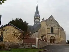 Façade de l'église, surmontée de son clocher moderne.