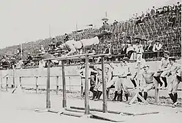 Gymnaste aux barres parallèles durant les Championnats des Turners.