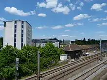 L'immeuble Schwarz et la gare, vus depuis le pont de la rue de la jonction.