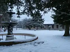 La gare et la place de Martyrs, sous la neige.