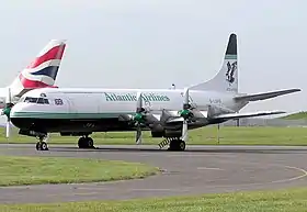 Un Lockheed Electra L-188C d'Atlantic Airlines sur l'aéroport de Cardiff au pays de Galles.