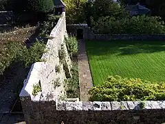 Vue sur le mur et sur le jardin.