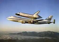 Boeing 747 portant une navette spatiale sur le dos