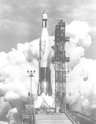 Un lanceur Atlas-Agena A avec un satellite MIDAS.